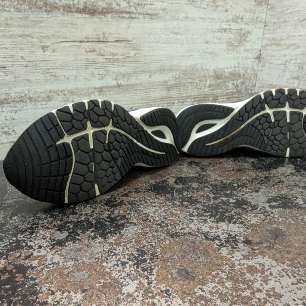 New Balance Men's Black and White Athletic Trainer